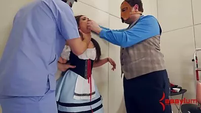 একজন প্রাপ্তবয়স্ক মহিলা তার হাত দিয়ে একজন বাংলা চুদাচুদি পুরুষের শেষ হস্তমৈথুন করছেন।