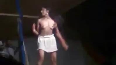 লাল ক্যাপ্রন বাংলাচুদাচুদি ডাইরেক পরা জাপানি মহিলা একজন পুরুষের সাথে যৌনসঙ্গম করছে।