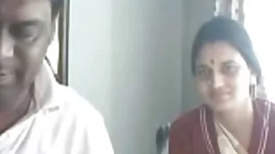 খালাকে চুন্নি ও চোদন বাংলা চুদাচুদি mp4 দিয়ে শিথিল করতে সাহায্য করেছে।