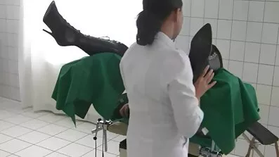 কুনিকে তার যোনি চোদার আগে পরিণত বয়সে তৈরি করে। বাংলাচুদাচুদি এটেল