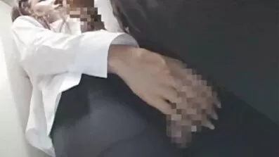ছেলেরা পাশের বাড়ির মোটা বৃদ্ধা মহিলাকে চুদে এবং শুক্রাণু দিয়ে তাদের বাংলাচুদাচুদি কম খাওয়ায়