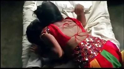 একটি সুদর্শন পুরুষ একটি পরিপক্ক মহিলার হট বাংলা চুদাচুদি জন্য একটি ভগ bangs
